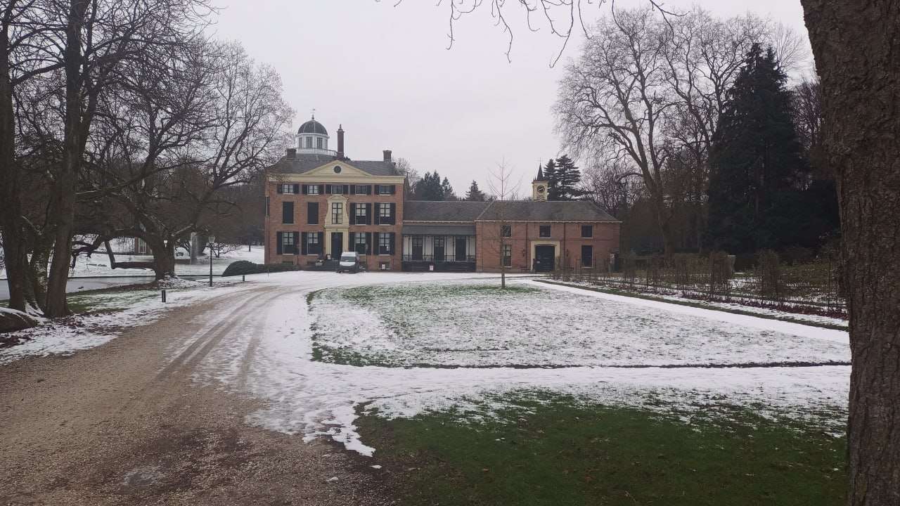 Kasteel Rosendael in Rosendaal met op de voorgrond sneeuw op de grond