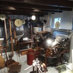Diverse instrumenten die gebruikt werden door Douwe Egberts en hun producten, zoals een weegschaal en machines om koffiebonen te branden.