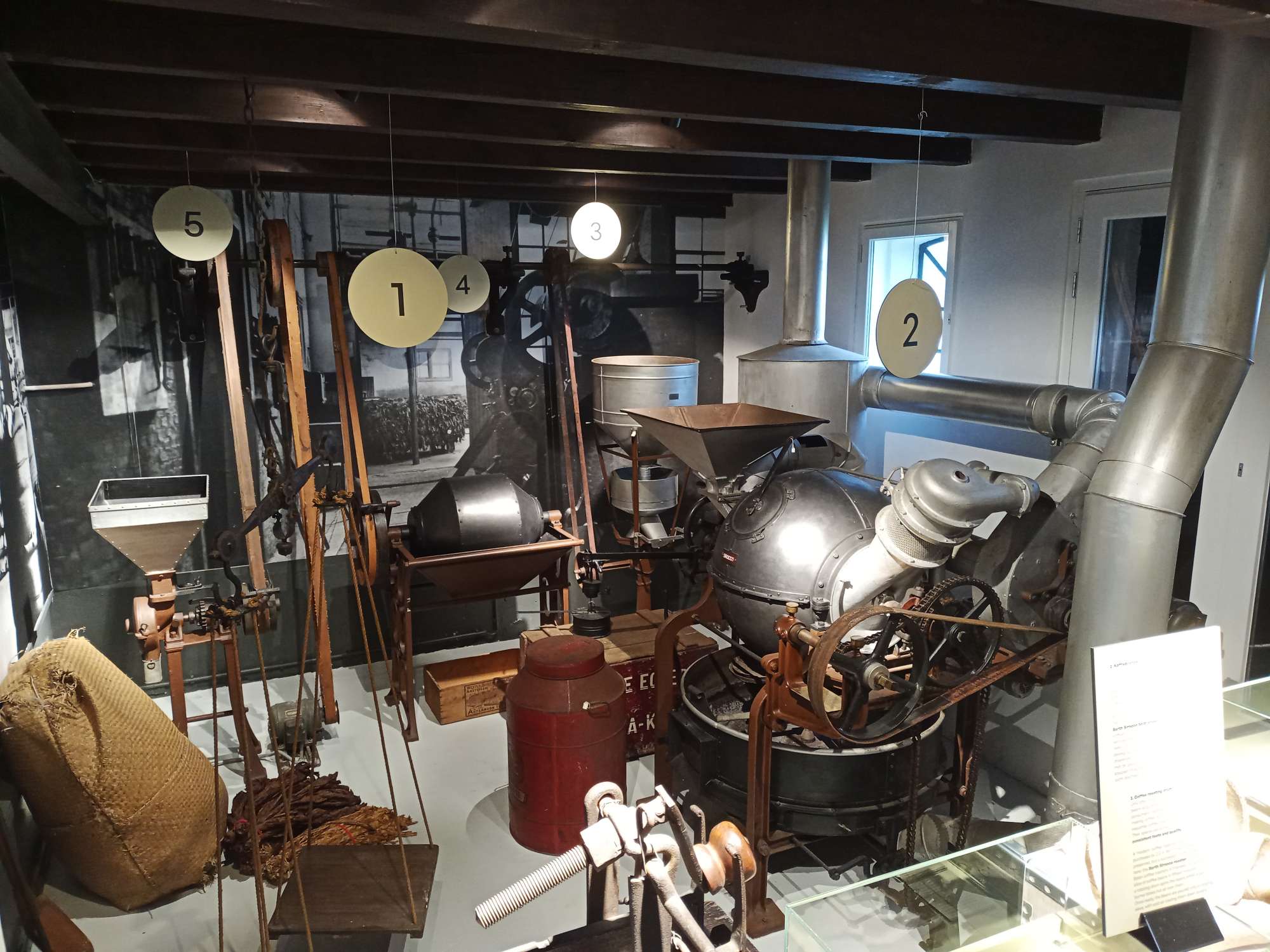 Diverse instrumenten die gebruikt werden door Douwe Egberts en hun producten, zoals een weegschaal en machines om koffiebonen te branden.
