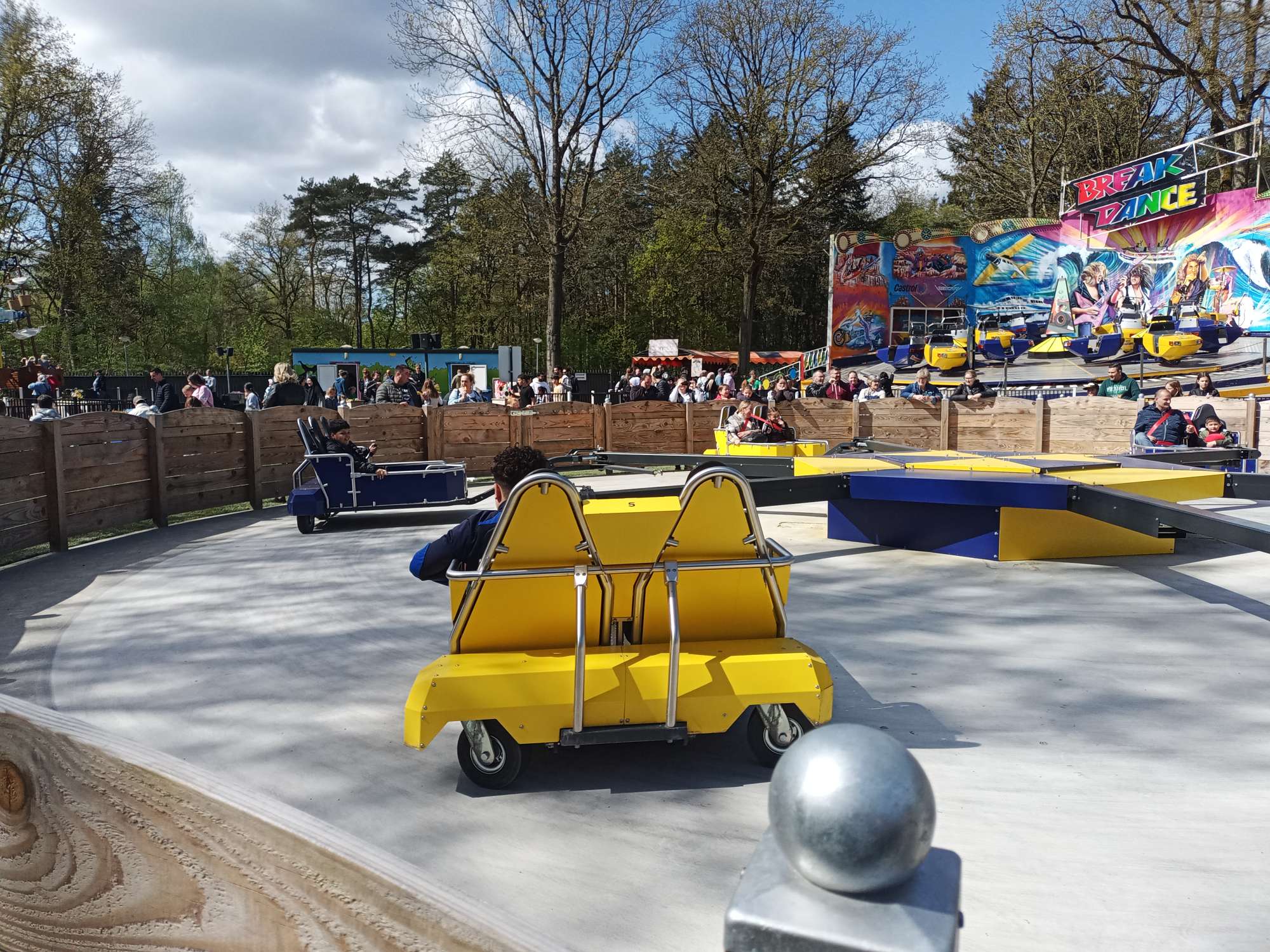 Drifterattractie Attractiepark Drouwenerzand met een gele gondel op de voorgrond.